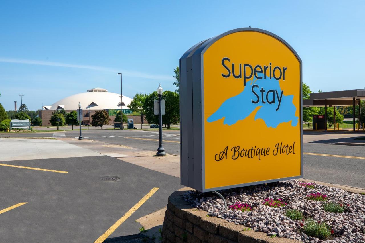 Superior Stay Hotel Marquette Exterior photo