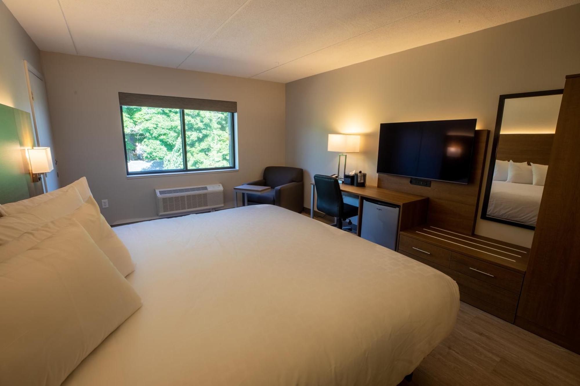 Superior Stay Hotel Marquette Exterior photo