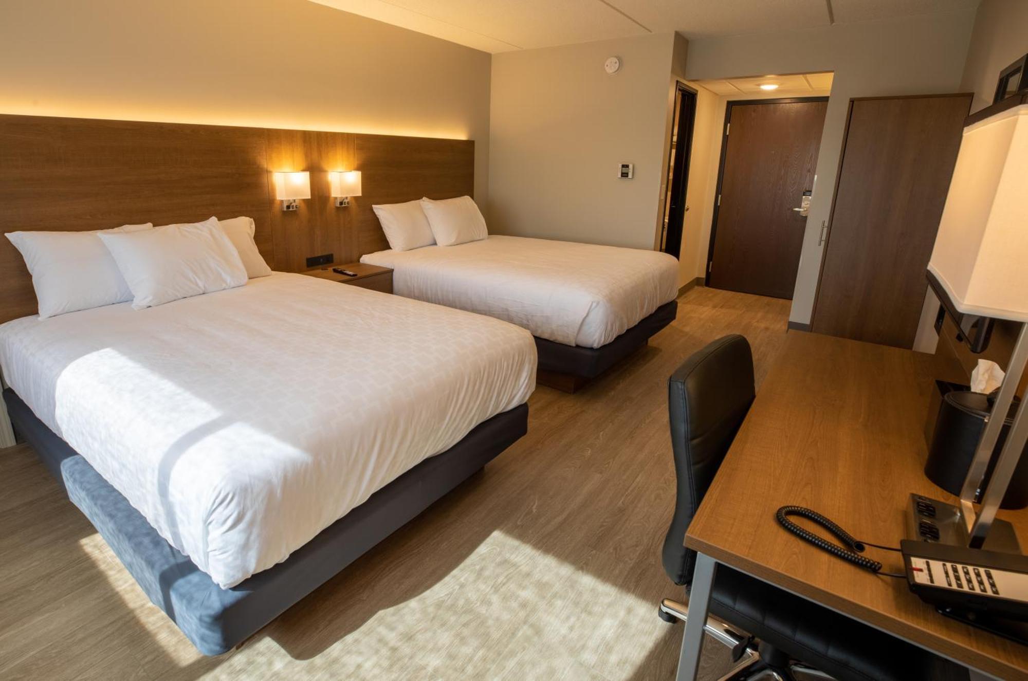 Superior Stay Hotel Marquette Exterior photo